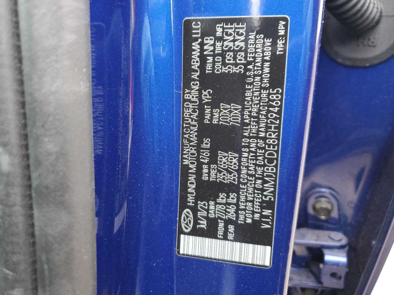 توسان موديل 24 بغداد نصف فول حادث بسيط جدا بدون ايرباك بيها كلير بسيط الباب الجانبي الايمن الامامي والخلفي السياره جديده ماشيه 13800 مايل قابل للزياده للاستفسار هـ***********
