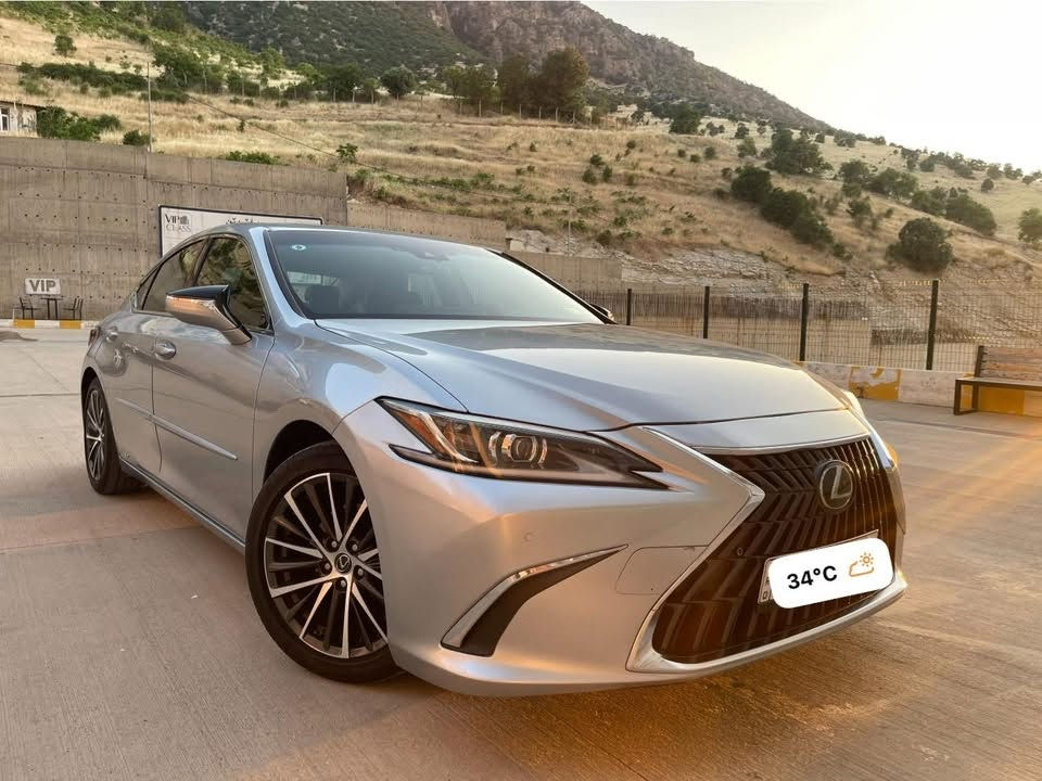 السلام عليكم
� للبيع  Lexus ES300h موديل 2022

 رقم بغداد

 ماشية: 60,000 كم

 المواصفات:

 محرك 2.5 لتر هايبرد اقتصادي وقوي

 مودات قيادة متعددة (Eco / Normal / Sport)

 شفتات تبديل سرعات على الستيرن

 داخلية جلد أسود

 مقاعد كهربائية

 مقاعد جلد والأمامية تبريد وتدفئة

 رادار أمامي وخلفي
ستيرن كهرباء
كرسي السائق ميموري خزن اكثر من وضعية

 حساسات أمامية وخلفية

 أنظمة قيادة ومساعدة ذكية وفول تحكم ستيرن

 شاشة وسطية كبيرة

 نظام ISOFIX لتثبيت مقاعد الأطفال

 تشغيل بصمة ودخول ذكي

 مثبت سرعة وأنظمة أمان متقدمة

 تكييف أوتوماتيك مزدوج

      سلايد

: بنيد فقط صبغ + دعاميات

 باقي جسم السيارة كفالة

 حدادية، كير، ومحرك مكفولة بالكامل

 تخم تايرات جديد نوع Bridgestone

 استخدام شخصي

 السيارة نظيفة جداً ولا تحتاج أي مصروف

سيارة فخمة، اقتصادية بالوقود، ومريحة جداً

 كلشي مذكور بالمنشور ومرفقة صور السيارة حالياً وصور المزاد بأمريكا .

السعر 245 والسعر مناسب جداً وكذلك الحادث مقارنة بالموجود من ناحية السعر والحادث

*********** ابو فارس
