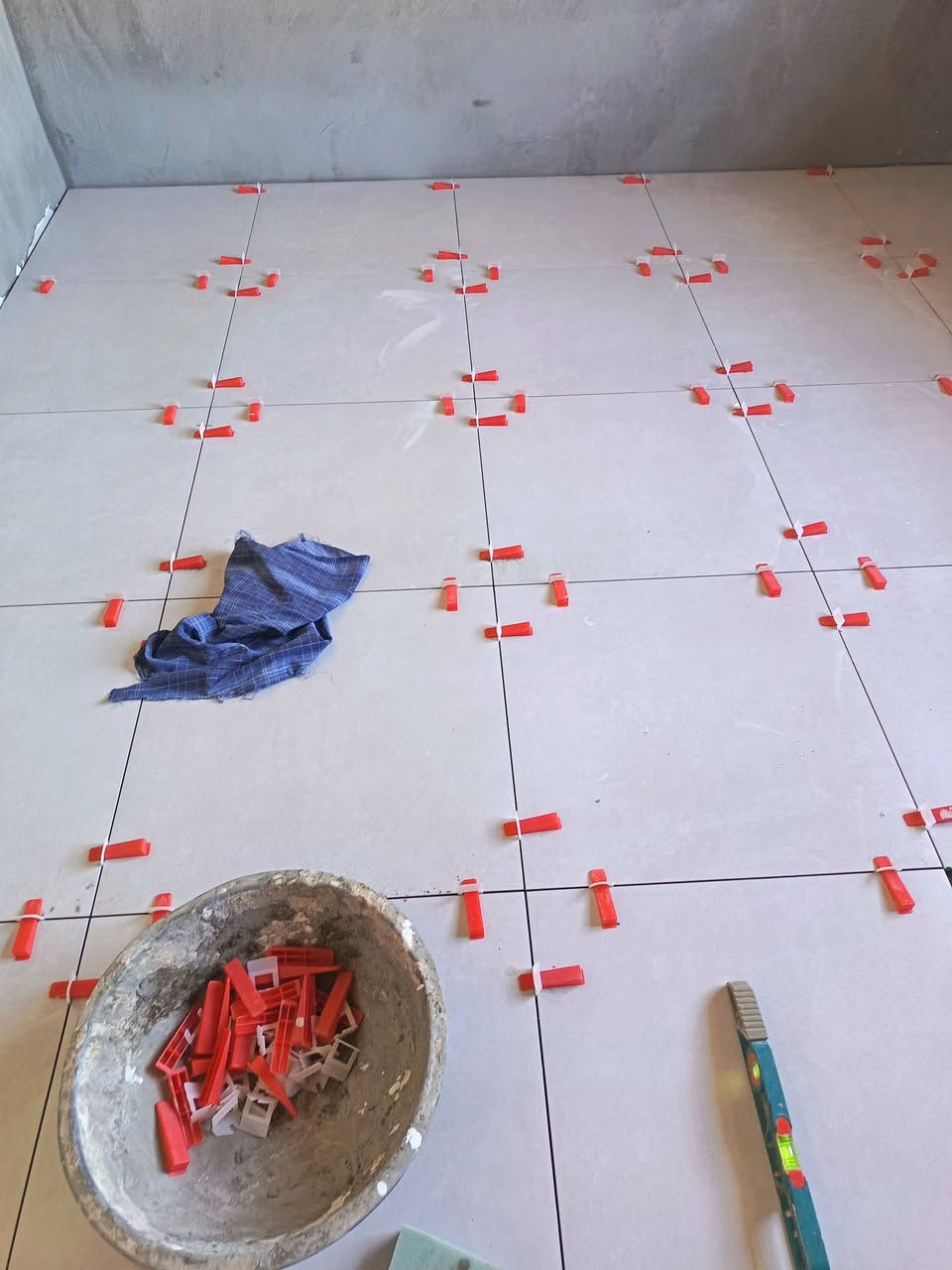 خلفه سيراميك جداري وارضي ودرج ***********
