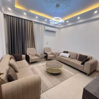 🏡 شقة للإيجار – مؤثثة بالكامل (أثاث درجة أولى)  📍 الموقع: مجمع سومو ال...