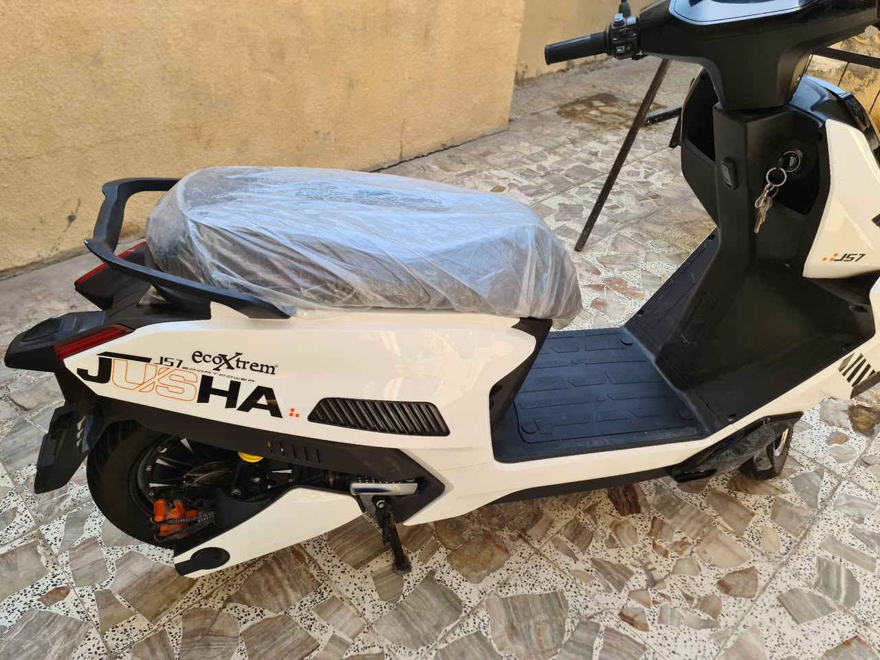 سلام عليكم من رخصة الادمن للبيع دراجه شحن جديده جدآ سرعه ٩٠ ملف ٢٥٠٠ /٦ بطاريات السعر مليون وميه بغداد الشعب  هاتف ***********
