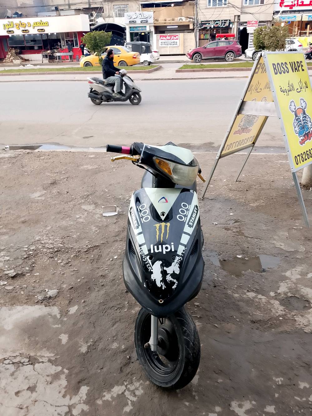 دراجة نارية سكوتر بحالة جيدة، مناسبة للتنقل داخل المدينة. القيادة مريحة والوقود اقتصادي. التصميم الخارجي جذاب مع تفاصيل باللون الأسود والملصقات العصرية. الفرامل والأنوار تعمل بشكل ممتاز. مثالية للاستعمال اليومي والتنقل السريع.