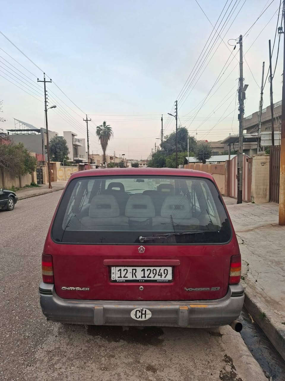 كلايزر موديل 1994 سيارة حيل نظيفة داخل نظيف معمرة جديد قبل شهر رقم وسنوية جديد محرك دوج مرايات وجامات وصندوك كهرب كير عادي دشبول نفخ مكان السيارة موصل الايسر للتواصل ***********
