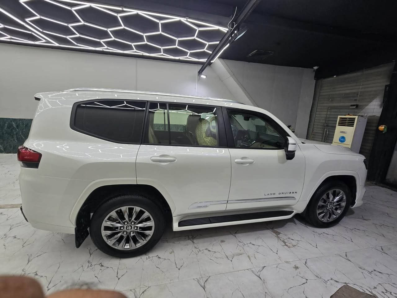 لاندكروزر ( GXR ) باب اول اصل ساز 
موديل : 2024
محرك : 4000 ( تنفس طبيعي ) 6 سلندر
العداد : 35 الف km
رقم : بغداد ( تحويل مباشر ثاني يوم )  
مواصفات : 
بصمه تشغيل
بصمة ابواب 
سلايد روف
كشنات كهرباء 
تبريد ثلاث قطع 
شاشة تطبيق اصل عدد 3 
دخول ذكي 
حساس امامي 
حساس خلفي 
ثلاجه 
صندوق كهرباء 
اوتوهولد 
هندبريك بصمه 
شاحن واير ليس 
زراك لايت امامي
تبريد كشنات
تحكم استيرن جهتين 
داخل جلد 
العنوان : بصره /جزائر 
رقم الهاتف :

علماً السياره بيه صبغ بنيد احثر دحجه خفيفه PDR فقط بنيد
للاستفسار الاتصال على الرقم *********** البصرة, العراق
