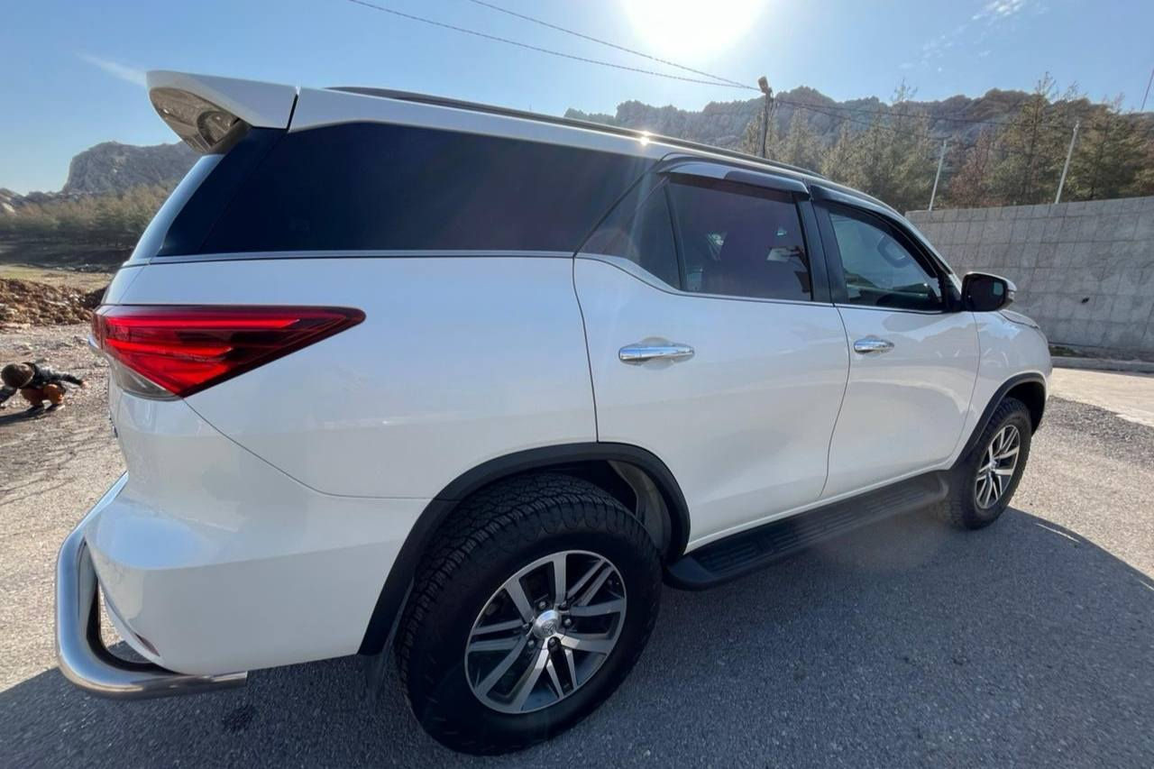 تۆیۆتا فۆرچەنەر 2019 فول مواسەفات 
نموونە لە جوانی و پاکی 
مەکیەنەی V6
بێ بۆیاخ بێ سارد و شوخت 
بەناوی خۆمەوەیە 
سەنەوی نوێیە 
تحویل و غەرامە بەشەرت 
شوێن ڕانیە 

سـعـر : لە کۆمێنت داوابکە ڕاستەوخۆ بۆت دێت 📥 

گێر و مەکیەنەی بەشەرت 
هیچ کێشەیەکی تێدا نییە 

ژمارەی خاوەنەکەی 
***********
