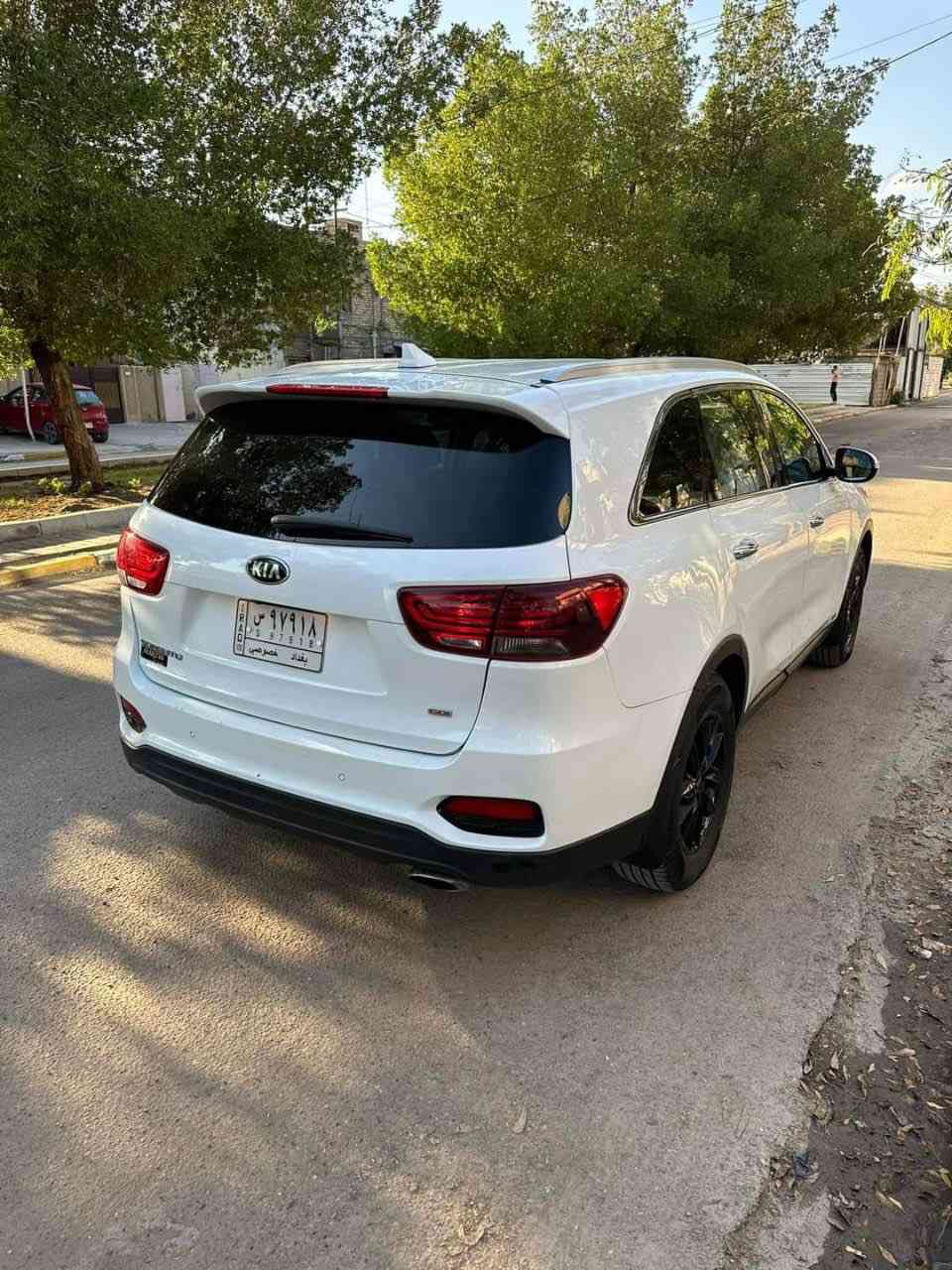 سورنتو مديل 2019
🚗 للبيـــع:   بحالة ممتازة 🚗
المواصفات الفنية والأداء:
• المحرك: 4 سلندر (اقتصادي وقوي) ⚡
• نظام الدفع: فور ويل (4WD/AWD) لثبات تام على كافة الطرق 🌍
• المسافة المقطوعة: عداد قليل (أقل من 70 ألف ميل) 🛣️
الأنظمة والراحة:
• نظام الأمان: رادار أمامي متطور لتجنب الاصطدام 🛡️
• الراحة الداخلية: تدفئة كشنات أمامية (حار) 🔥
• النظام الترفيهي: شاشة لمس تدعم Apple CarPlay و Android Auto (إذا كانت متوفرة) 📲
• التحكم: تحكم ستيرنج كامل + مثبت سرعة 🕹️
حالة السيارة (الضرر):
• الوارد: أمريكي 🇺🇸
• تقرير الحادث: تبديل باب فقط (بدون لغد، بدون شاصي، وبدون إيرباج) ✅
• النظافة: السيارة بحالة الوكالة من الداخل والخارج ولا تحتاج أي مصاريف.
التفاصيل والموقع:
• العنوان: بغداد  الامين الثانيه 📍
• رقم الهاتف:*********** 📞
