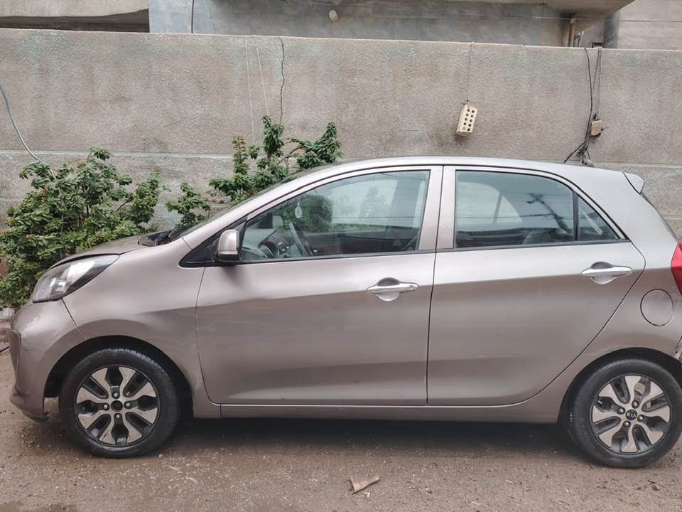 سلام عليكم 
كيا بيكانتو موديل 2016 خليجي بدون صبغ السياره بيها طخات كما موضح بالصوره والمكينه مجفته سياره شغاله وتمشي وكلشي مابيها مكان السياره زيونه سياره رايدها 80 ورقه وبيها مجال قليل 
***********
