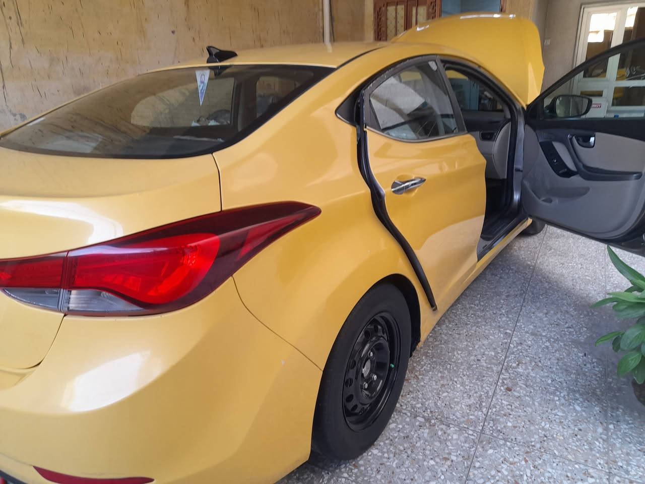 السلام عليكم النترا موديل ٢٠١٤ مكينه ١٨٠٠ بسمي ضررها الداير جاملغ وباب خلفي بجم كبس وصندوك كبس رقم بغداد السيارة كامله ما بيها نقص برغي مكان بغداد حي اور ***********
