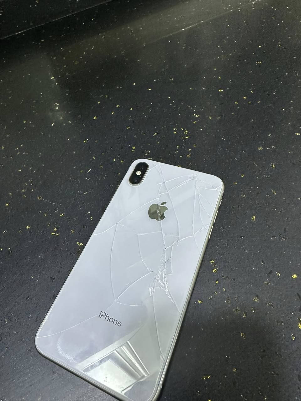 ايفون xs ماكس 
ذاكره 64
يحتوي عله شريحتين 
مبدل بطاريه فقط ول فيس ايدي متوقف
دكمه لتعلي وتنصي متوقفات  
شاشه وضهر مفطوره بس شغال طبيعي 
سعر 85
مكان حله مركز 
رقم ***********
