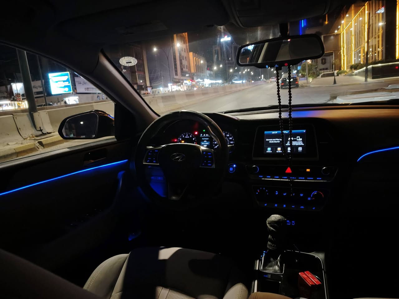 للبيع: هيونداي سوناتا 2018 نص فل

 عدد الممشى: 57.000mile
محرك 2.4 Gdi 
 كير أوتوماتيك 6 سرعات
Apple CarPlay & Android Auto
كامره خلفيه 360
ليد دشبول تحكم بالهاتف كامل الوان
✅ 3 وضعيات قيادة: Sport / Eco / Comfort
✅ رادار جانبي للنقاط العمياء
✅ صندوق ذكي يفتح عند الاقتراب
✅ شاشة وتحكم بالهاتف
✅ ويل سبورت
✅ مقعد السائق كهربائي مع هيتر للمقاعد الاماميه
✅ إنارة LED كاملة
✅ تبريد المكيف ثلج
✅ صيانة دورية كل 6 أشهر قطع الغيار من الشركه وعلى رقم الشاصي السياره مال جناي

🔹 حادث أمريكا.
🔹 الأضرار : جاملغ أمامي سكن صبغ مع باب السكن .
🔹 البنيد صبغ  للجماليه فقط بسبب حرارة الشمس.
شبرين بالباب الخلفيه بسبب شق بسيط كما موضح بالسونار 
🔹 المحرك والكير بشرط وغير مفتوحين المكينه ناعمه جدا بدون نوكنك
السنويه جديده باسمي بدون غرامات لحد 2036 
ايرباك دشبول طاك ومرجع شركه بدون مقاومات 
🔹 رقم الشاصي موجود بالصور للفحص.

السيارة نظيفة جدا ومال جناي مابيها مصرف ربع دينار 
السعر :132 ورقه قفل بدون مجال 

📞 للاستفسار: [***********
