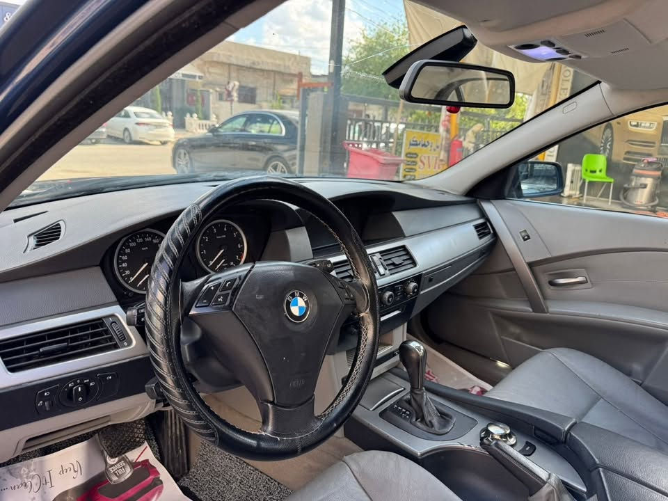 سلام عليكم 
BMW E60 2003
حجم المحرك 520i 6 سلندر 
ماشيه 300 الف 
كير محرك شرط 
تبريد شغال 
دواخل نظيفه جدا 
تايرات جدد 
حداده كله جديد 
هوك بلادي 
فول مواصفات فقط بدون سلايت 
دواخل جلد رصاصي 
كشن هيتر 
تحديد سرعة 
شاشة اعطال 
تبريد قطعتين 
السياره حلوه ماشاءالله 
بدون اي ضرر و بدون تبديل 
كم قطعه مصبوغه للجماليه فقط 
رقم أربيل 
سنويه جديد لحد 2030 
هزه جديد 
السعر  ( 118 ) 
مكان السياره كركوك 

ر. م  ***********
