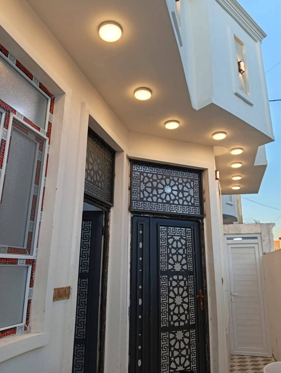 🏡 دار حديث للبيع | الرمادي – شارع 40 خلف عمارة القند

فرصة مميزة لامتلاك دار حديثة البناء بمواصفات متكاملة وموقع مرغوب 🌟

🔹 تفاصيل الدار:
• طابق واحد كامل ومتكامل
• غرف نوم عدد 2
• صالة كبيرة
• ديوانية
• مطبخ عصري
• مجموعات صحية عدد 2
• مناور عدد 2
• صالة علوية واسعة

🔹 المساحة:
• المساحة الكلية 140 م²

🔹 مواصفات البناء والتشطيب:
• نوع البناء: طابوك جمهوري
• أرضيات:
– اكرانيت أصلي
– سيراميك إسباني للمطابخ
• الواجهة مغلفة حجر مع تقطيع أنيق
• بناء حديث صفر – غير مسكون

🔹 الجوانب القانونية:
• جنس العقار: طابو زراعي سند 25 فسفوري
• تحويل مباشر

💰 السعر:
125 مليون دينار
✔️ قابل للتفاوض

📍 موقع ممتاز قريب من الخدمات ومنطقة سكنية هادئة ومطلوبة.

ـــــــــــــــــــــــــــــــــــــــــــــــــــــــ
📍 للمزيد من التفاصيل يمكنكم زيارة مكتبنا:
مكتب شمس الرافدين للعقار   – الرمادي / شارع 40 – قرب مرطبات دريم لاند.

📞 أرقام التواصل (واتساب متاح):

*********** ✅ عبدالغني الفراجي

*********** ✅ عبدالغني الفراجي

⏰ متواجدون في المكتب على مدار أيام الأسبوع.

من الساعة 3 عصراً حتى الساعة 9 مساءً.

نرحب بكم دائماً لزيارتنا والاستفسار عن أي عقار يناسبكم.
