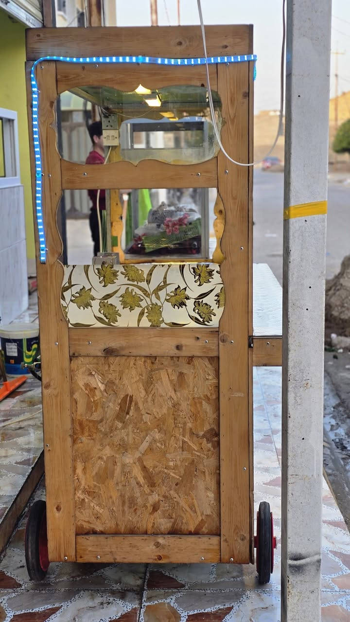 🔥 للبيع عربة مشروع جاهزة للشغل فوراً 🔥
عربة خشبية تصميم تراثي مميز وجذاب جداً للشارع ✨
شكلها ملفت وتناسب مشاريع:
كريب – وافل – ذرة – بطاطا – حلويات – قهوة وغيرها
✔ واجهة زجاج عرض
✔ إنارة LED جاهزة
✔ سهلة الحركة والتنقل
✔ جاهزة تشتغل من أول يوم بدون أي مصاريف إضافية
 سعر ٧٥٠  ديالى بلدروز 

***********  هاتف
