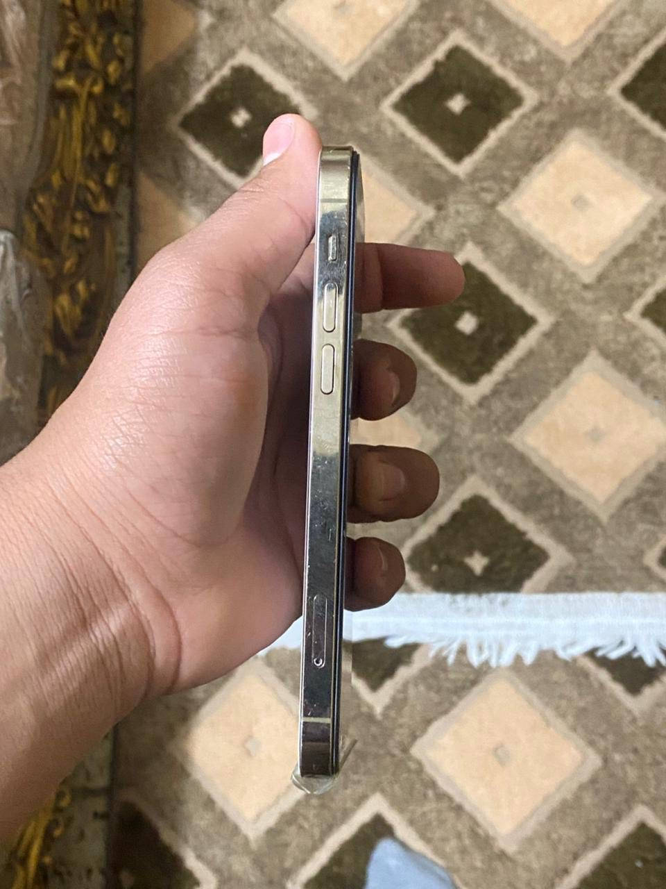 سلام عليكم آيفون ١٢برو فقط للبيع مبدل شاشه وبطاريه والذاكره ٢٥٦بطاريه ٩٤الجهاز نضيف جدا وخير من الله بس فقط بي شويه الشاشه من جوه مفتوحه فقط ما ممثر حته على الشاشه والسعر خاص الاتصال***********
