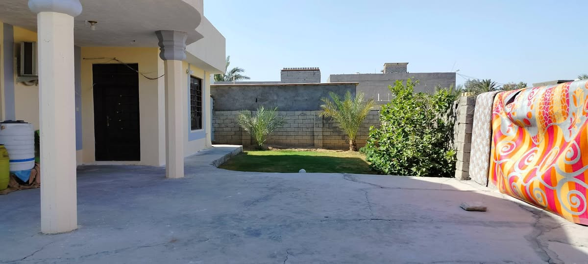 قطعه ارض مساحة 600متر
مساحة البناء 140متر كامل الخدمات ماء كهرباء تبليط لحد باب البيت 
العنوان البوعيثه شارع معمل غاز الرحمن مقابل المستوصف الجديد 
***********
