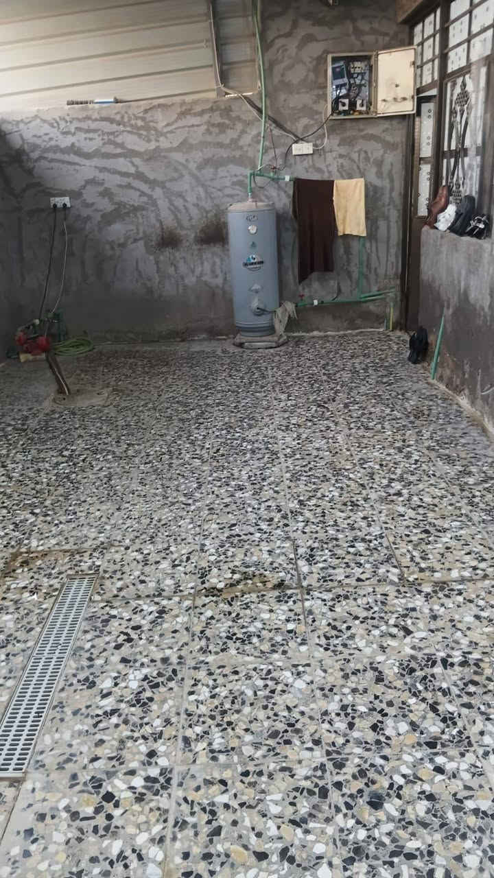 سلام عليكم  بيت للبيع زراعي 117بناء حديث بي غرفتين نوم 4-5 وستقبال 4-7 ومطبخ 5-5وحمام 3-2مساحتة 310 بناء160و150حديقة في منطقة الاصلاح سعر 60خلف مدرست عشتار***********
