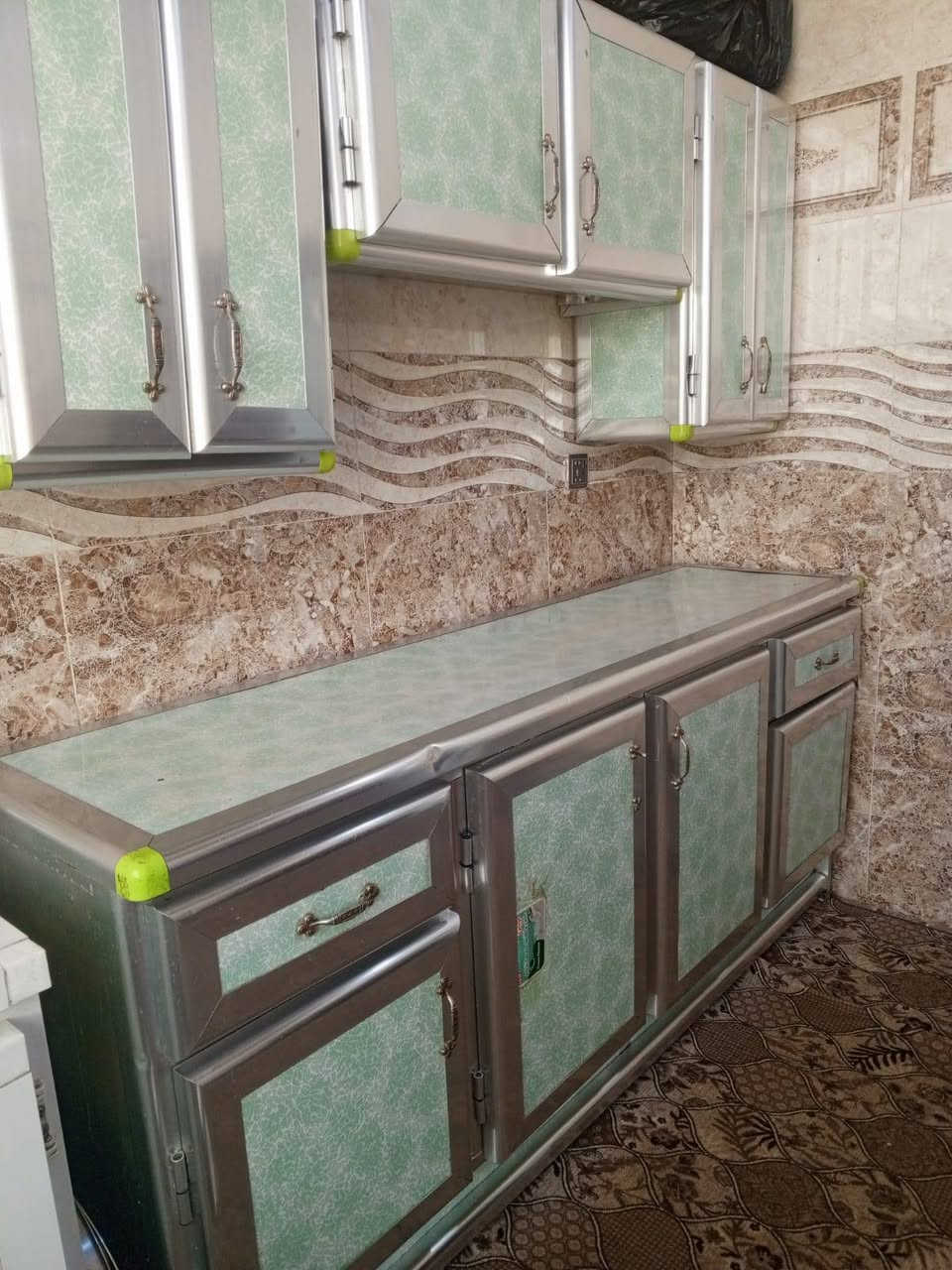 السلام عليكم كاونتر وسنك للبيع السعر 200 وبي مجال المكان حي البلديات 
للاتصال ***********
