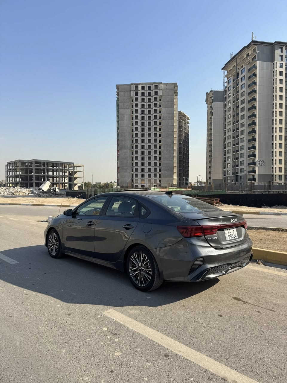 السلام عليكم 
كيا فورتي 2022 فئة GT line
محرك  2000 دوش
وارد امريكي  ماشية 45 الف كيلو
رقم بغداد
اللون : فيلي مميز
السيارة نضيفه جداً .. ضرر السيارة خلفي بدون ايرباك

المواصفات :
* رادار امامي مع مانع تصادم . 
* رادار جانبي .
* تحذير الخروج عن المسار . 
* فرش المقاعد من الجلد . 
* صفي المقاعد الأمامية كهربائية .
* صفي المقاعد الأمامية مع تبريد وتدفئة . 
* درايف مود سمارت ، سبورت ، نورمال. 
* نقطة عمياء .
* ويل gt line .
* فتحة سقف .
* شاشه كبيرة مع نفكيشن GPS . 
* اوتو هولد + هاندبريك بصمة .
* المصابيح الأمامية مع LED لايت . 
* كشافات ضباب بروجكتر . 
* تشغيل عن بعد .
* كاميرا خلفية + كاميرا دوارة .
* بلوتوث تلفون مع نضام Apple car play . 
* محدد سرعة . 
* شحن وايرلس .
* نظام بريك اوتماتيكي ( Auto Break System ) .
* نظام تحديد المسار .
* نظام سماعات صوت هارمن كاردون .
* بصمة تشغيل + بصمة ابواب .

معروفة مواصفات الـ gt line
السعر / 152 ورقة
مكان السياره بغداد الدوره
رقم لهاتف  /    *********** 
وموجود واتساب
