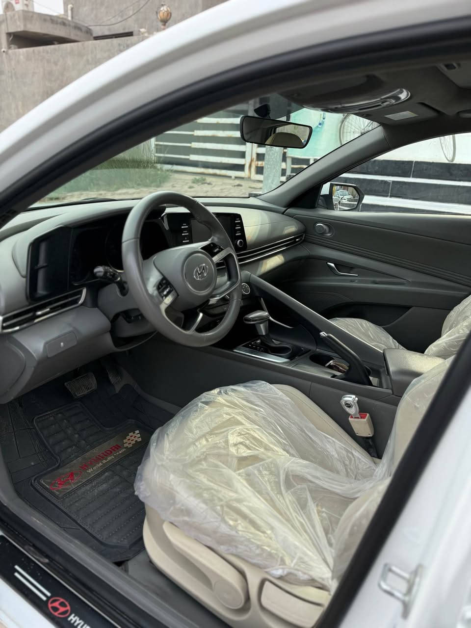 السلام عليكم 

الانترا 2023
 فول واحد على واحد 
فتحة سقف 
كامره اطفاء تشغل 
بصمه 
مري شفط 
تشغيل عن بعد 
حساس امامي
حساس خلفي 
مكينه 2000
تبريد خلفي 
تحكم ستيرن 
شاحن مبايل 
مكفوله  المكان نجف كوفه 
***********
السعر 185 بيه مجال قليل كلش النجف, العراق
