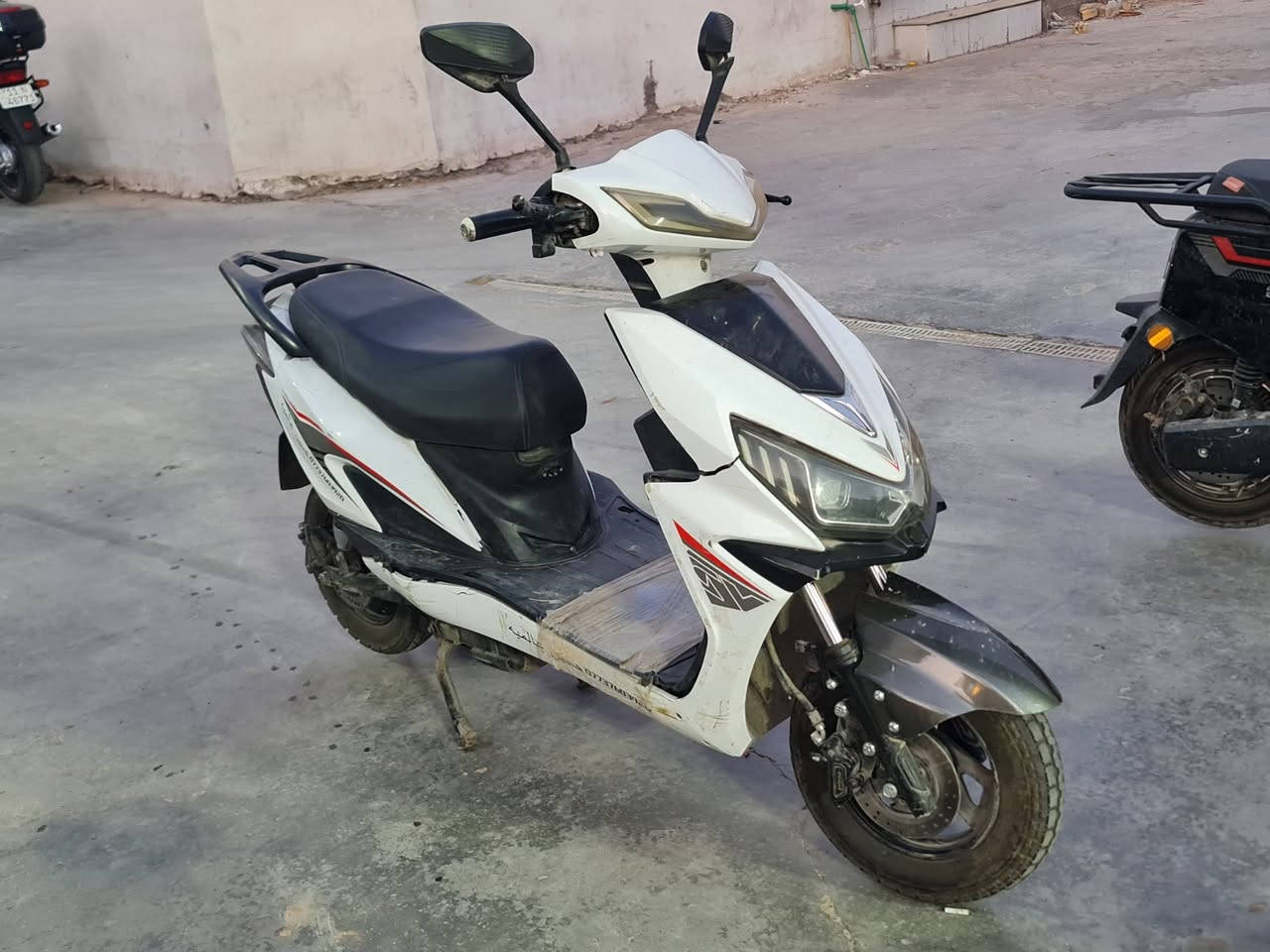 دراجة شحن سكنس ٦ بطاريات
الدراجة كلش حلوة وبطارياتهة جدد 
بس بيهة كسرات بسيطة بلكفر الامامي 
والباقي كلة تمام رايدهة ب ٦٠٠ الف وبيهة مجال للطيبين 
رقم الهاتف ***********
