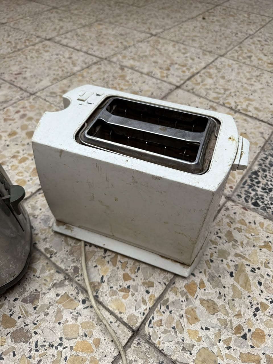 هذن غراض كلهن بسعر ٢٥،مكاني البصرة كزيزة،محمصات خبز عدد 2،فرن خبز كهربائي،طباخ غازي،قلاية كهربائية ،كلهن شغالات


**إذا كنت صاحب هذا الإعلان وتريد حذفه لأي سبب، رجاءا أرسل رسالة إلى الدعم الفني**