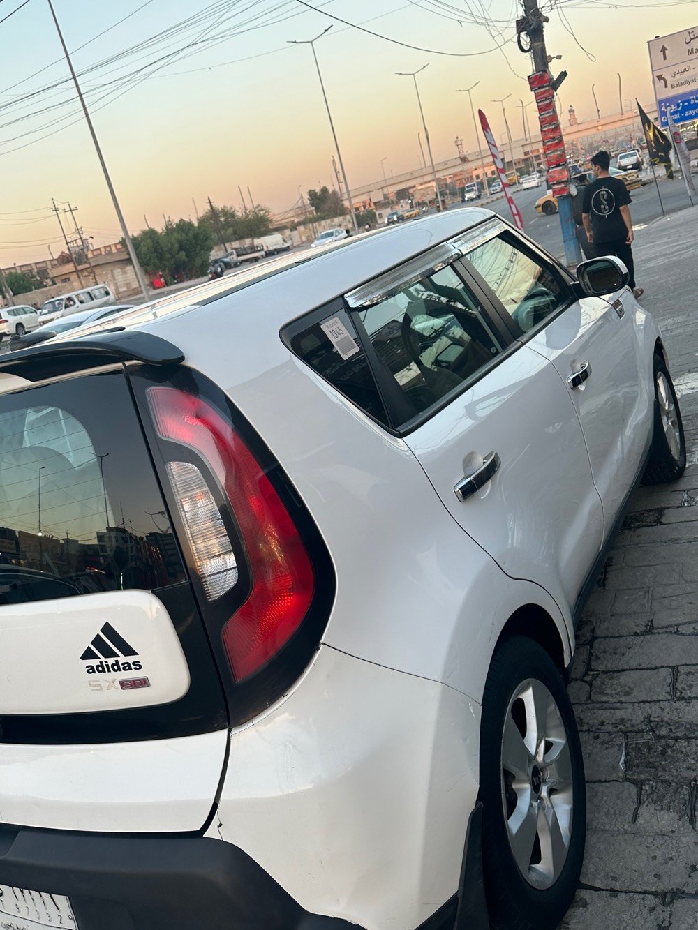 للبيع: كيا سول (Kia Soul) موديل 2015 - السيارة نظيفة
السيارة وارد أمريكي، بحالة ممتازة ومواصفات .
• المحرك: 1600 GDI (اقتصادي وقوي).
• الحالة الفنية: السيارة حادثها "جاملغ خلفي".
• السنوية باسمي الشخصي، والتحويل في اليوم التالي مباشرة .
للاستفسار والتواصل:
يرجى الاتصال على الرقم: ***********
شكد مشايتها حالياً؟ وهل الجير أوتوماتيك لو عادي؟: 
ماشيهه فوك ال100 كير اوتماتيك 
أي فئة بالضبط من الكيا سول 2015؟ وبيها مواصفات إضافية مثل شاشة، كاميرا، فتحة، بصمة أو حساسات؟: 
سول موديل 2015 وارد امريكي حادثهه حاملغ خلفي بدون اي ضرر 
وين مكان السيارة بالضبط بالعراق حتى يجي المشتري للمعاينة؟: 
بغداد البلديات 
بعد حادث الجاملغ الخلفي، شنو الأجزاء اللي متبدلة أو متصلّحة؟ وهل بيها أي ضرر بالمكينة، الكير، الشاصي أو التبريد؟: 
حادثهه جاملغ خلفي بدون اي ضرر 
السعر شكد المطلوب؟ وهل قابل للتفاوض لو نهائي؟: 
105 ورقهه وبيهه مجال 