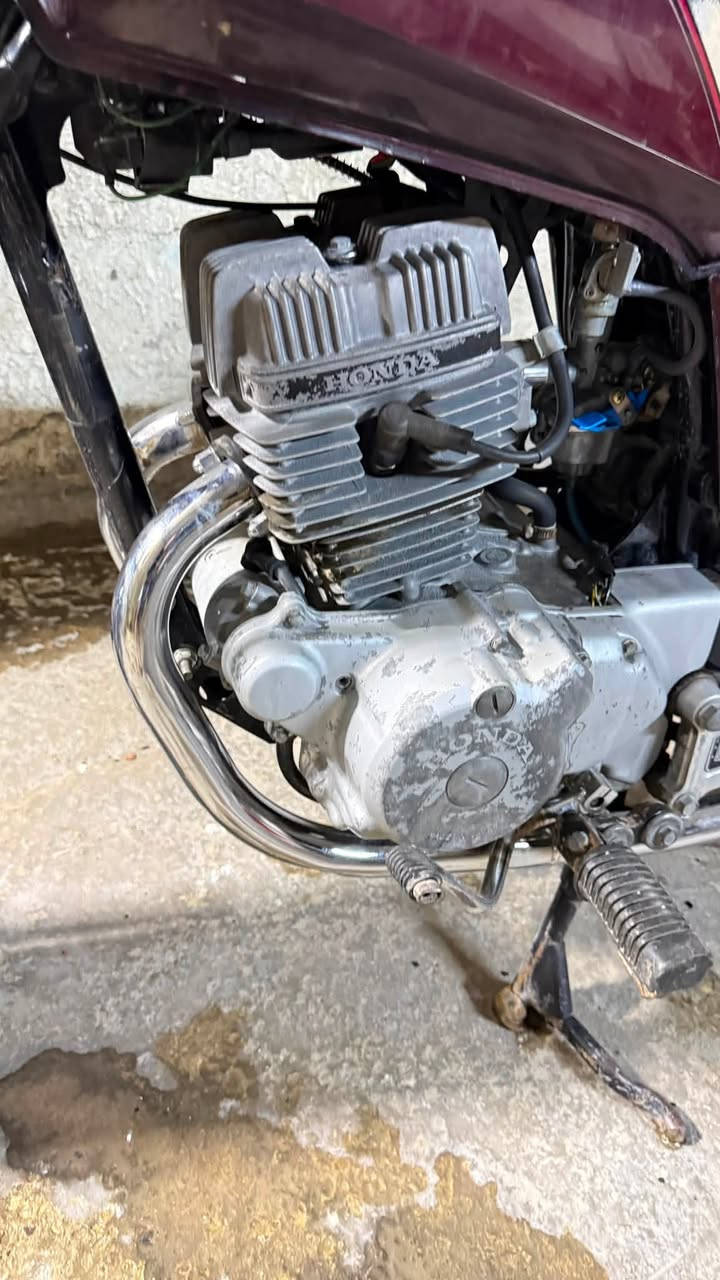 سلام عليكم دراجه هونداي  ا (Honda)، وتحديداً من الفئة الكلاسيكية الشهيرة (مثل طرازات Honda CG يحتاجه ترتيبات سعر ٧٠٠او مراوس بهارلي تواصل عبر رقم هاتف او تساب  ***********مكاني بغداد الجديده
