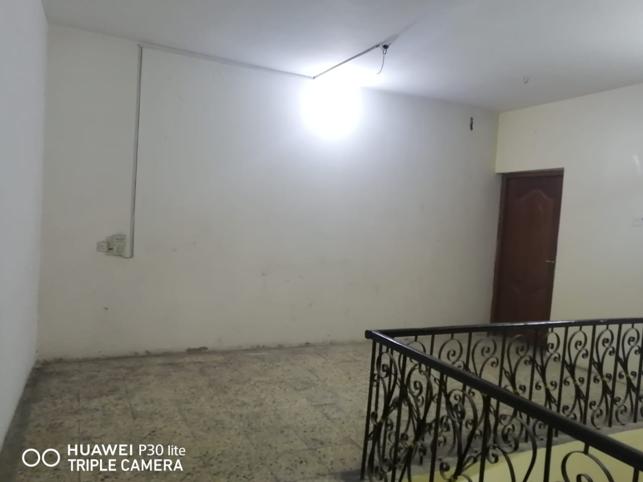 قراءة المنشور بدقة كل التفاصيل موجودة 

بيت للبيع  او للايجار  او للمراوس مع قطعة 200 متر في الهورة حصرا 

بصف الركن في الزهراء ( البيت فارغ حاليا )

الكوت منطقة حي الزهراء شارع المدارس (شارع فرعي)قريب جدا على متوسطة النرجس تقريبا 20 متر عن السياج الجانبي للمدرسة وقريب على ثانوية النرجس البنات

الشارع يقع خلف بيت اهل دكتور مثيل (المدرسة الاهلية الجديدة )اول فرع والبيت ثاني بيت بجانب الركن من جهة اليمين وواضح الموقع في الرابط اسفل المنشور 

ا

المساحة 300 متر  الواجهة 15 والنزال 20 وكلها بناء تقريبا

البيت بناء التسعينات ونظيف جدا وصالح للسكن وطابقين وبناء مسلح كونكريت وكاشي  والمطبخ والحمامات سيراميك

تفاصيل البناء ( اقل غرفة قياس 5 *5 متر)

الطابق الاول استقبال استقبال وهول داخلي ومطبخ وغرفة عدد 2

الطابق الثاني هول داخلي وغرفتين

ملاحظة كل الغرف كبيرة جدا

علما انني صاحب المنزل

وغير متصل بالانترنت دائما

السعر 550 مليون 

الايجار مليون بالشهر 

هاتف 

*********** عرض أقل

[https://maps.app.goo.gl/fPdNcL6T9SmQXRrE9](https://l.facebook.com/l.php?u=https%3A%2F%2Fmaps.app.goo.gl%2FfPdNcL6T9SmQXRrE9%3Ffbclid%3DIwZXh0bgNhZW0CMTAAYnJpZBEwcDd4c0JqUUFNc2dHOXhQWHNydGMGYXBwX2lkEDIyMjAzOTE3ODgyMDA4OTIAAR5DgFQd3C6oFgMwSawjmEwVV2XpRx8Ni8QXOSs0bl_zV92WgPcc8wkt7pGg0g_aem_dnt64bVTSfrtzAx9fm0cbQ&h=AUCJu7yMv7TmhGZ4e_5_bJqveInd_zs7LJtQof8JsoozjaIWgtrN6KCpsaXn1R5LT6uNiZT_ggLdjvflVv0nPj8WCH0g_8O49qpsU4itAgXx95ULa6XoDGsWgUmw7bFqXDxEXlbFmBbXN2XX&__tn__=-UK-R&c[0]=AUBQtqdn05msr_qv3XTIDxyh_GzakNwYz9N7hChA7VaIKMsQHdYZXU_HlBTyjC7L7DBjzi2mfmdYSPF0_G95HtWh-xOQRoP3JVXyy6Hw0E8vYaLWb6i7i5VZ8Qe-PA5Vsw)
