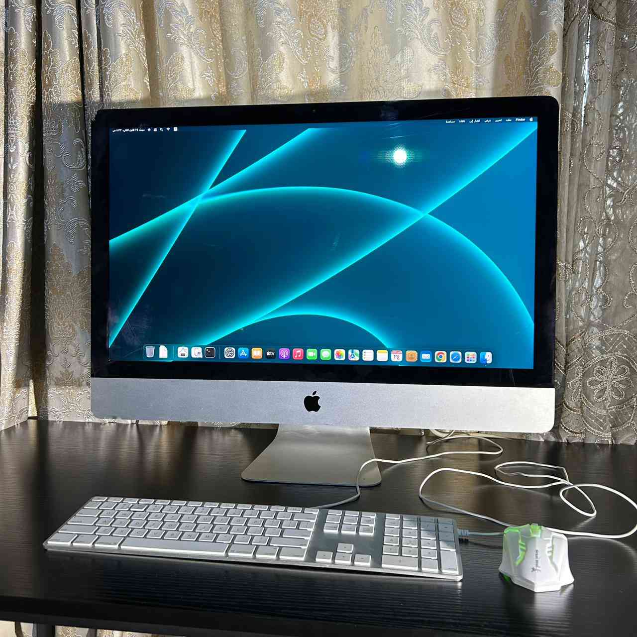 ‏🍎 iMac 27-inch Retina 5K (Late 2015) | شاشة أسطورية وأداء ثابت 🍎

إذا تريد جهاز مكتبي فخم يجمع بين شاشة خرافية وأداء يعتمد عليه للشغل والميديا…

هذا iMac 27 إنچ Retina 5K يبقى لحد اليوم خيار ممتاز للتصميم، المونتاج، والاستخدام الاحترافي 💻✨

⸻

⚙️ المواصفات التقنية:

 • 🔹 المعالج: Intel Core i7

سرعة عالية تصل إلى 4.0GHz

 • 🔹 الرام: 16GB DDR3

 • 🔹 التخزين المزدوج:

 • 128GB SSD (للنظام والسرعة)

 • 2TB HDD (مساحة تخزين كبيرة)

 • 🔹 كرت الشاشة: AMD Radeon R9 M395X

4GB GDDR5 – أداء ممتاز للتصميم والمونتاج

 • 🔹 الشاشة: 27 إنچ

Retina 5K – دقة عالية جداً وألوان دقيقة

 • 🔹 الصوت: صوت نقي ومحـيطي

⸻

🖥️ النظام:

 • macOS Monterey

مستقر، أنيق، وسلس بالاستخدام اليومي

⸻

🔌 المنافذ:

 • 4 × USB A

 • 2 × Thunderbolt

 • Ethernet

‎ • قارئ SD Card

‎ • منفذ سماعات 3.5mm

⸻

⌨️ الملحقات الأصلية:

 • كيبورد Apple الأصلي

موديل A1243

USB + يحتوي على منفذي USB 2.0 مدمجين (يمين ويسار)

 • 🖱️ ماوس واير ضوئي

 • 🖤 ماوس باد Razer

 • 🎧 سماعات أذن

 • 📱 ستاند هاتف

⸻

🚚 التوصيل والضمان:

 • ✅ توصيل مجاني لكل العراق

 • ✅ ضمان استبدال فوري 7 أيام

⸻

💰 السعر:

880,000 دينار عراقي

‏iMac مو مجرد كمبيوتر…

تجربة شاشة وأداء تخليك ترتاح بالعمل لساعات 👌🍏

واتساب ***********

