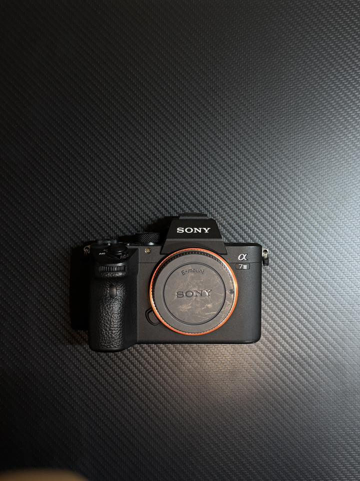 ‏كاميرا سوني مارك3 مع عدسه تآمرون 75-28 فتحه 2.8 للبيع   للستفسار ***********
