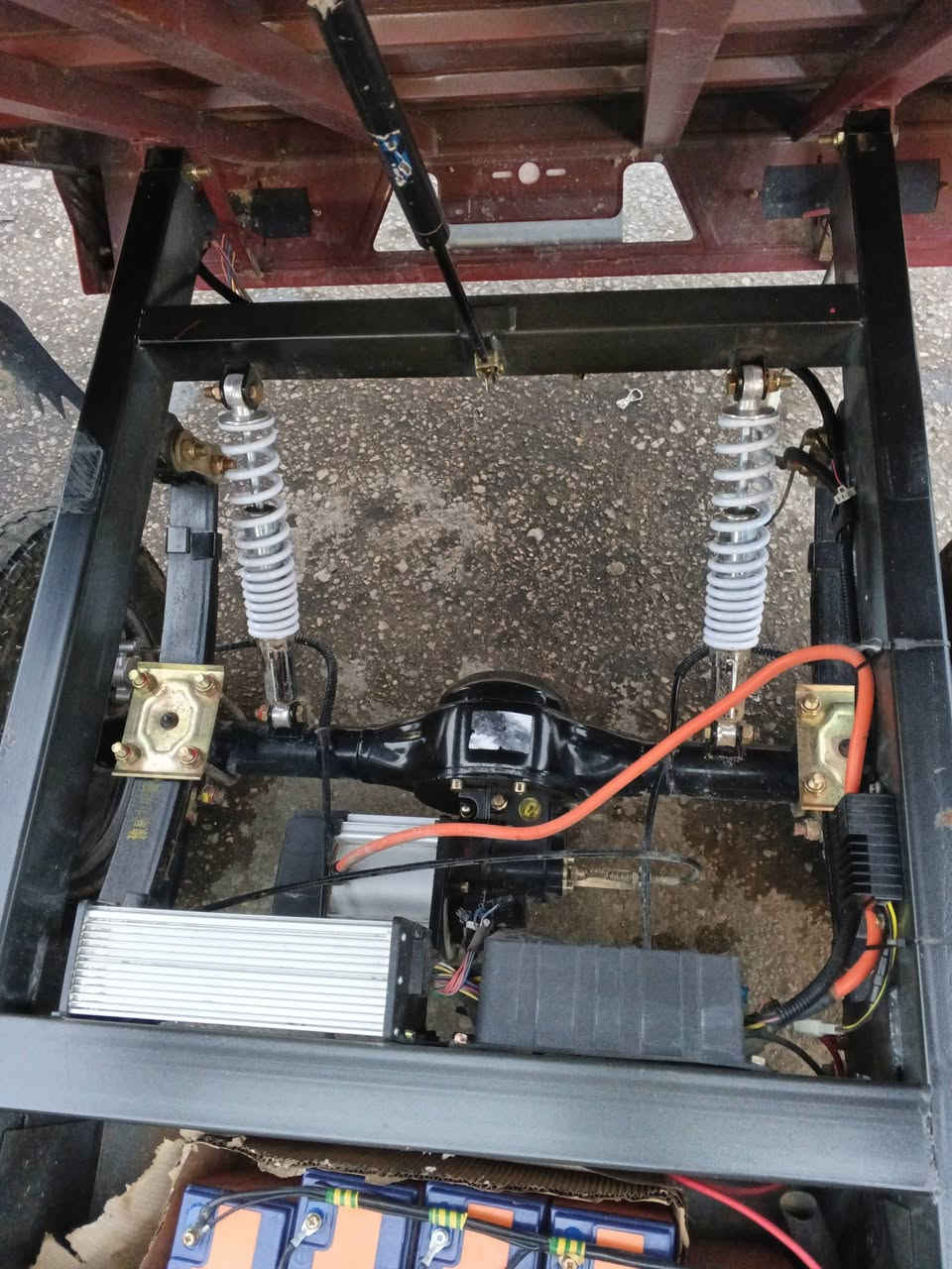 السلام عليكم ستوتة شحن للبيع موديل 2025 ، 5 بطاريات ، تاير جوبلس و تايرين جوب ، الحوظ جبير ، بريكاتهة ليفوك يم ايدك مو جوة دواسة يعني تصميم حديث ، وياهة سويجين و بصمتين عن بعد ، تحمل تقريباً وزن طن ، مكفولة  للتواصل : *********** واتساب ، العنوان بغداد سعدون سعر مليون و 250
