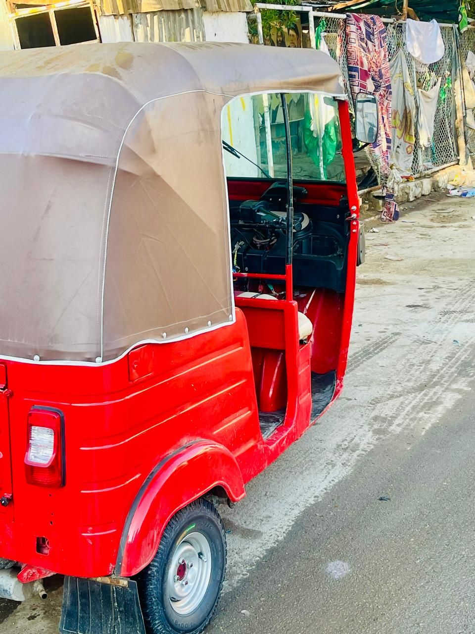 السلام عليكم توك توك للبيع 2016 معمره وحلوه التيك توك جاهزه من كل شيء مكان بغداد مدينه الصدر رقم الهاتف *********** الاتصال على هذا الرقم اوراق اصوليه السعر 3800 وبيها مجال
