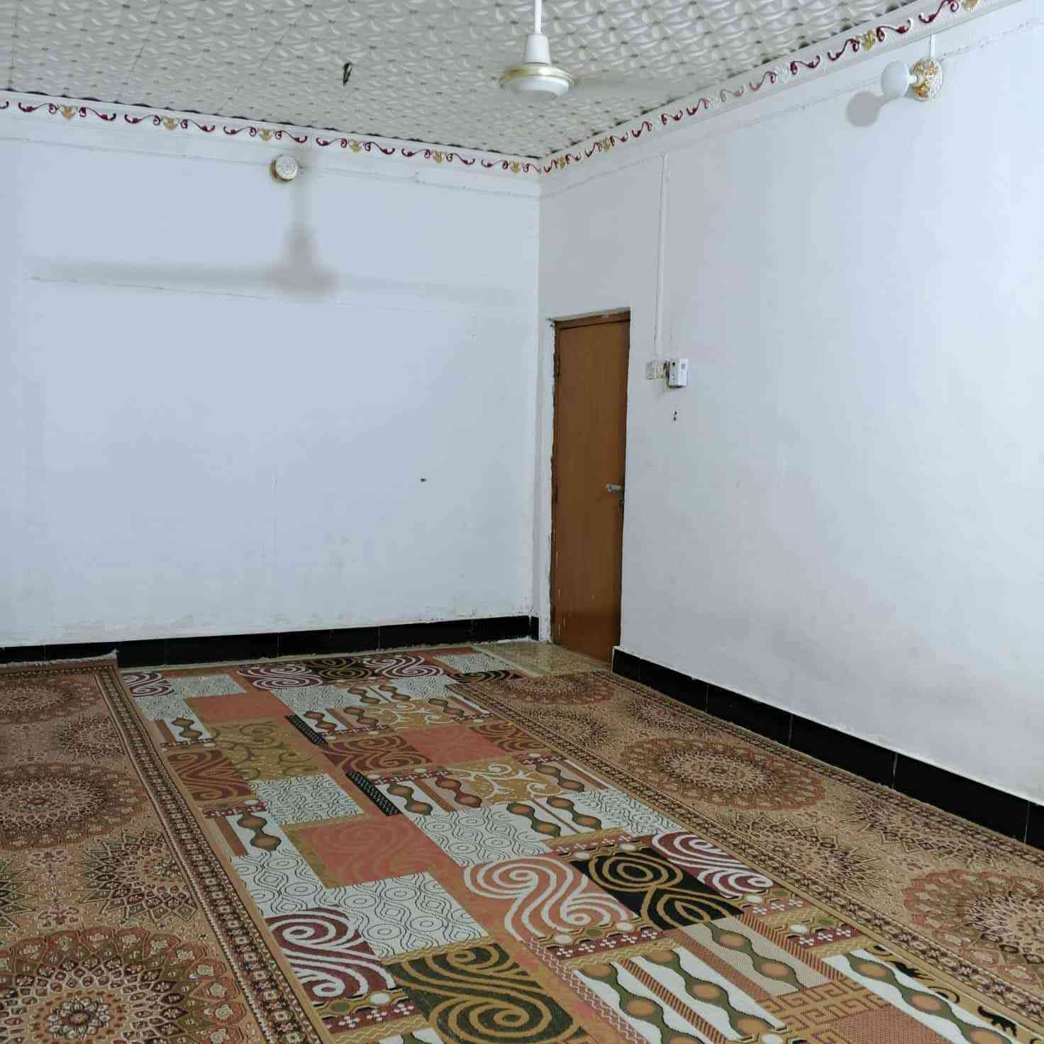 البيت للبيع او لمراوس المساحة 250 متر طابق ونص حي العسكري قرب مدرسة الفرات السعر 107 وبي مجال الاستفسار ***********
