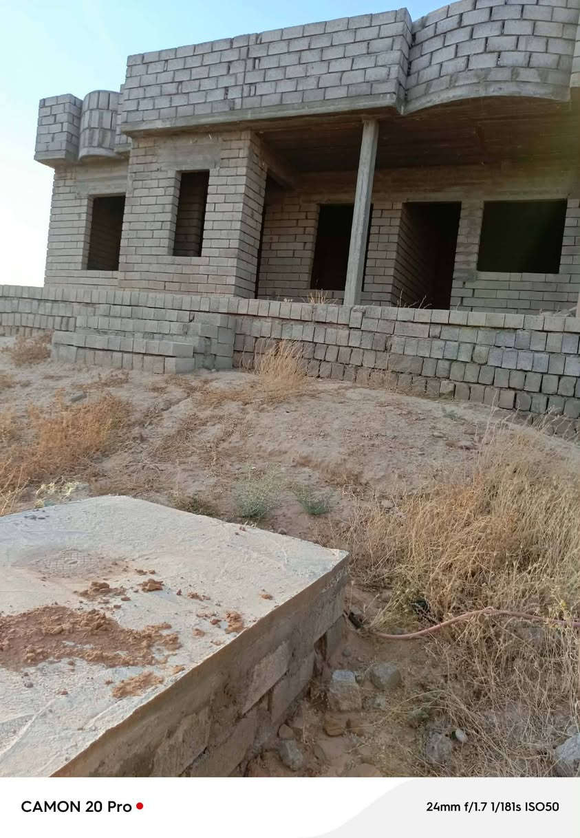 الهيكل للبيع او المراوس  حسب الاتفاق غرفتين نوم استقبال هول كعده هول موزع مطبخ كبير صحيات والدرج مساحه كبيرة البيت مبني على أرض مرتفعه اساس البيت مسلح حديد مساحة الأرض ٤٠٠ متر مساحة البناء ١٧٠ متر المكان بعاجه فوك مقابل المعارض الاتصال ***********

