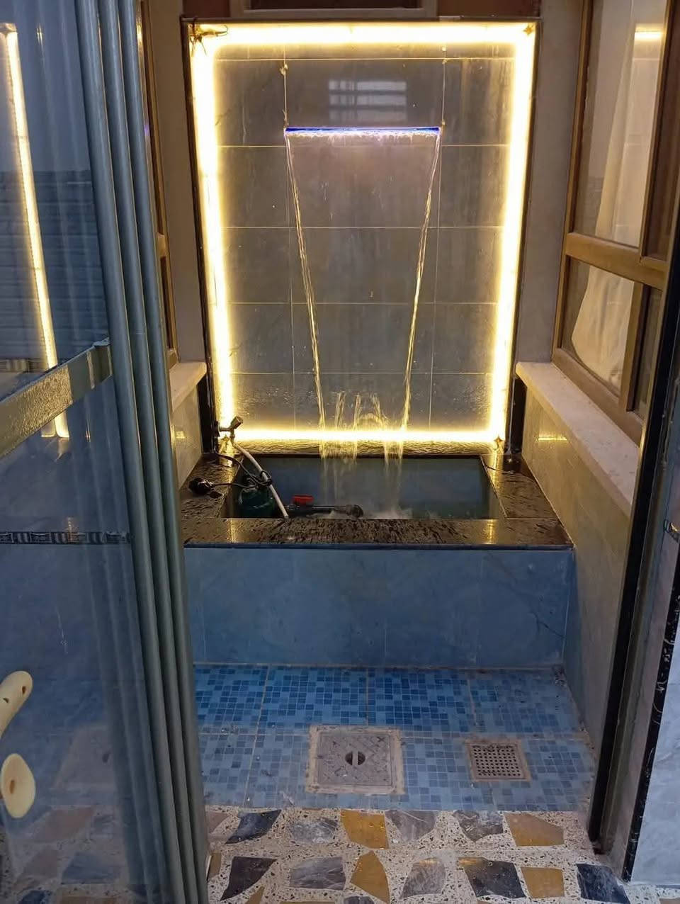 ✨ للبيع للبيع ✨الدار مع الاثاث 
📍 موقع الدار حي السماح الأساتذة 
🏫 مساحة الدار ٢٠٠م واجهة ١٠م بناء حديث طابقين 
ط١/كراج استقبال مطبخ حار/بارد صالة غرف نوم  عدد2 صحيات
ط٢/غرف نوم عدد3نوم  صالة صحيات مطبخ بيتونة
💯نظام تبريد مركزي نظام كامرات وستلايت
📑جنس العقار سند طابو الزهور ملك صرف
.......................... 
***********
***********
