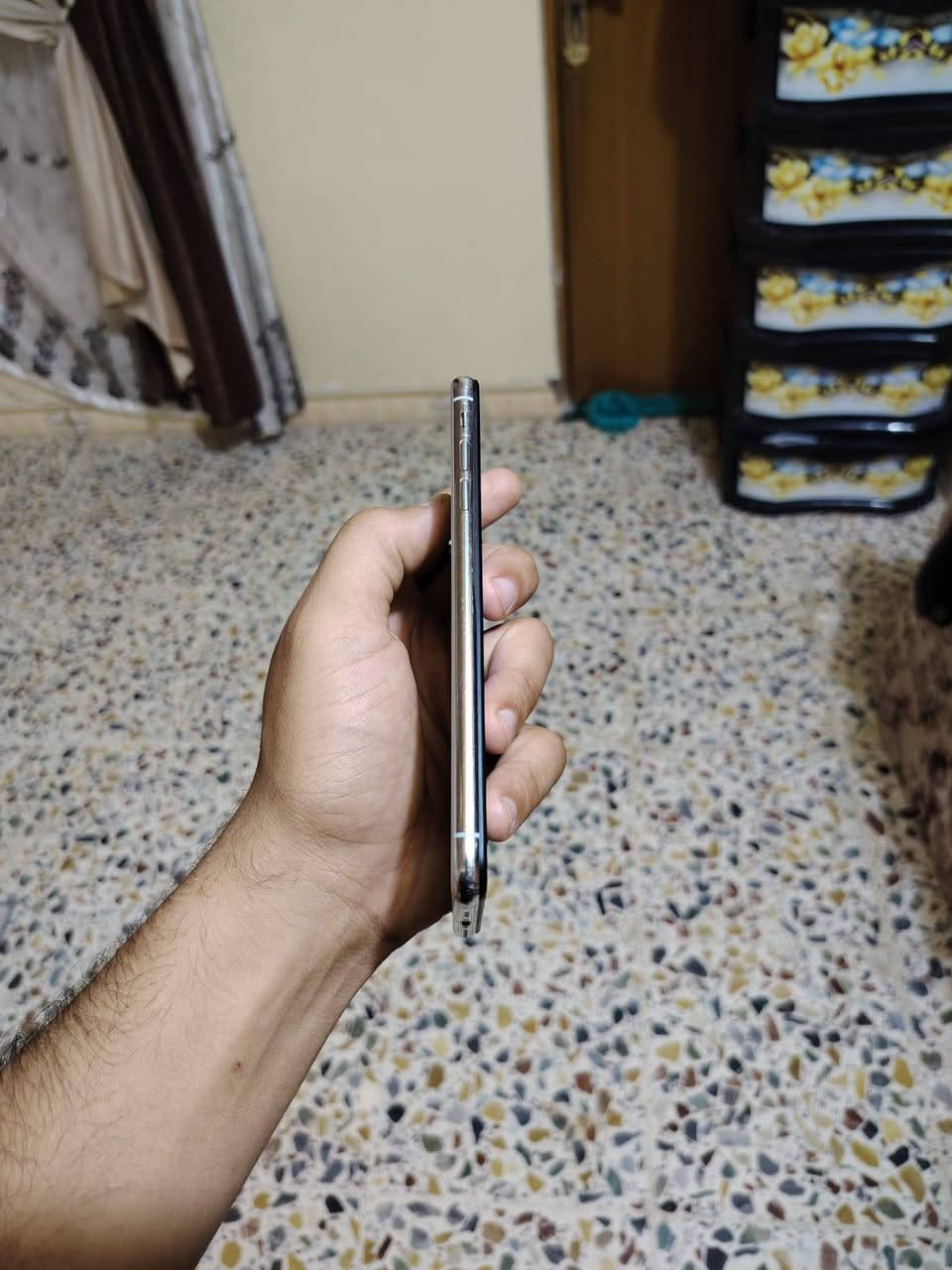 ايفون XS MAX
لون سلفر
ذاكرة 256👉
بطاريه 75 انساه بصرف
فيس ايدي شغال 
الجهاز كله بلادي 
فقط الكامره السيلفي مرات تكف مرات تشتغل 
جهاز نضافه واحد ☝على واحد ☝
وياه كفر 🎁
الجهاز مال جناي
للبيع او مراوس حسب القناعه 
***********
