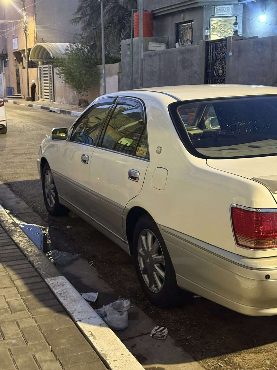 السلام عليكم كراون ملكه للبيع اربع دكم نقل المحرك فيشه وبطل
السياره كلش نظيفه قطعه وحده صبغ الباقي مكفول العنوان  البصره *********** السعر 105$
