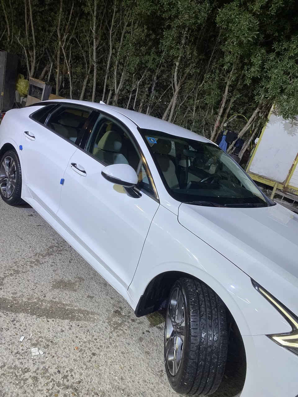 السلام عليكم 

للبيع K5 كي فايف 2023 
خليجي 
الدولية ام الضمان
رقمها بغداد بأسمي تحويل مباشر 
فول مواصفات
محرك 2000 
حساسات امامية خلفية 
كامرة خلفية 
بصمة 
تشغيل عن بعد 
قطعتين تبريد 
انظمة قيادة 
شاشة تدعم ابل كار بلي 
مري شفط و اشاير بالمري 
مقاعد قماش و بدون فتحة سقف 
ماشية 43 الف كيلو 
مكان السيارة بغداد حي الجهاد 

السيارة ماخذها زيرو من الوكالة على ايدي 
صيانة و دهن و فلاتر كلا بالوكالة و موجودة الفواتير 
و كل غراضها الاصلية وياها بدون اي نقص 
كفالة عامة بدون بدون قطرة صبغ 

بيها بارد بحافة البنيد كلش قليل و بارد اباب السايق يم اليدة مال باب فقط فقط  

للاستفسار الاتصال على الرقم 
*********** 
شكراً جزيلاً
