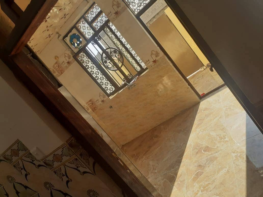 مشتمل مساحته 100 متر يطحي وجه 7 وربع طابو  صرف بناء طابوق يحتوي على  3 غرف نوم + مطبخ + أستقبال + صاله + حمام + منور + صحيات خارجيه
موقع ألمشتمل شارع ابو ألنسور حي ألأمين مقاطعه 17 خلف مول ألمصطفى 

للأستفسار ألأتصال على ألرقم (  ***********  ) 
                     ألسعر /  90 وبي مجال
