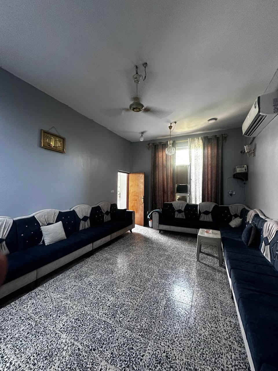 سلام عليكم بيت180متر+بيت 120متر البيتين نفس التصميم طابقين كاملات من كلشي كهرباء مي مجاري صايرات وجه عالشارع العام الشارع عرضه  30متر الموقع ديالى بعقوبه كاطون الرازي خلف المشروع اول ماتعبر المشروع عاليمنه ثالث بيت 
رقم الهاتف 
***********
اتصل وادلل
