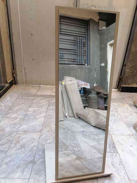 السلام عليكم مرايه البيع الرتفاع متر و٤٠ والعرض ٥٠ السعر ٢٠ وبيها مجال ناصريه مركز ***********
