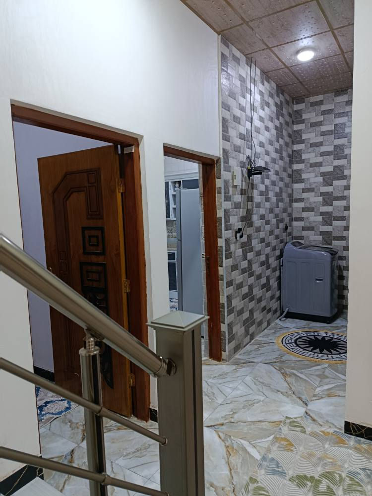 بيت للبيع هوا والأثاث المساحة (٢٠٠) متر الطابو زراعي صرف نسخه من الطابو وكالة ومكاتبه جميع الخدمات متوفرة مثل الماء والكهرباء والمجاري والمدارس والمجمعات الطبية والسوك المكان البصرة الجزيرة شط العرب يبعد عن الشارع العام الرئيسي شارع الدولي (١٠٠) متر البيت يتكون من غرفتين منام+موزع+منور عدد (٢) + حمام داخلي+حمام خارجي+مطبخ+استقبال نساء+استقبال رجال+كراج سياره الاستفسار على هذا الرقم (***********) والشراي يجي خاص البصرة, العراق
