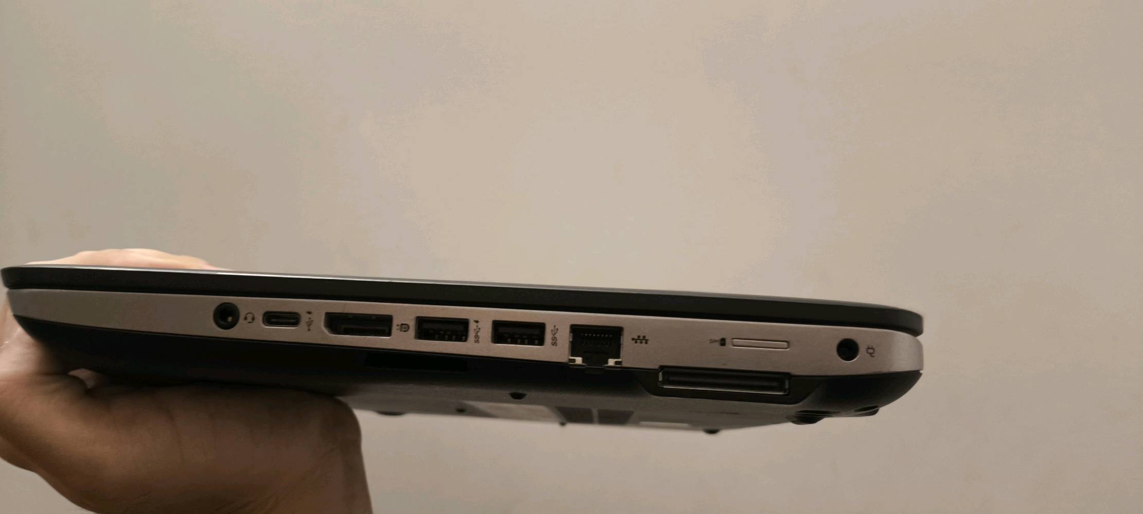 لابتوب hp probook 640 g2 
معالج i5 الجيل السادس 
كرت شاشة داخلي 
رام 4 كيكا نوع DDR4 
هارد سريع نوع SSD SATA حجم 120 كيكا و يمكن اضافة هارد ثاني للجهاز
بطاية اللابتوب جيدة استخدام ساعة الى ساعة و نصف
الجهاز بحالة جيدة مع وجود ملاحظة موضحة بالصورة