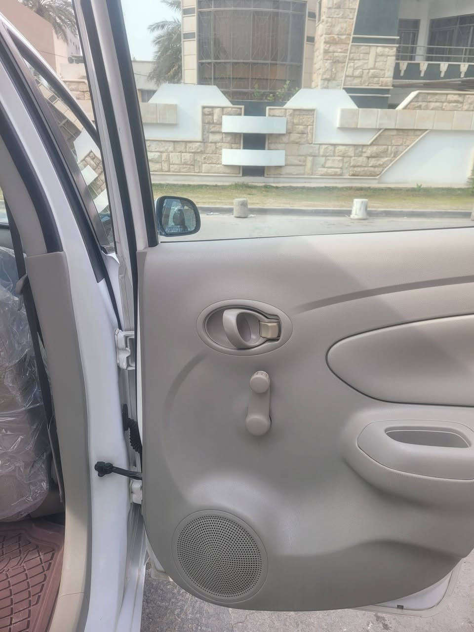 السلام عليكم سني هندي بليتة زركة موديل ٢١ رقم اربيل بسمي شرط التحويل  مكفولة من الضربة والصبغ بس باب عكس السايق يرادلة بارد شي خفيف مابين السيارة حلوة واحلى من الصور ان شاء الله اي نقص مابيها واسف عل الاطالة استفسار *********** مكاني المنصور وت ساب موجود
