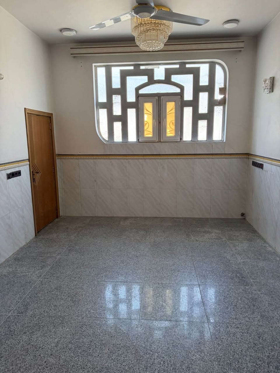 للايجار ….للايجار 
بيت مساحة 100 م مربع ركن طابقين 
📍حي السلام 
الطابق الاول صالة واستقبال ومطبخ وحمامات 
الطابق الثاني 2 غرف نوم وصالة 

🔹للاستفسار مراجعة مكتب الغدير 
🔹حي السلام/شارع ابو الدجاج/مجاور مفاتيح دبي  
🔹او الاتصال يتوفر واتساب 
*********** 📞
