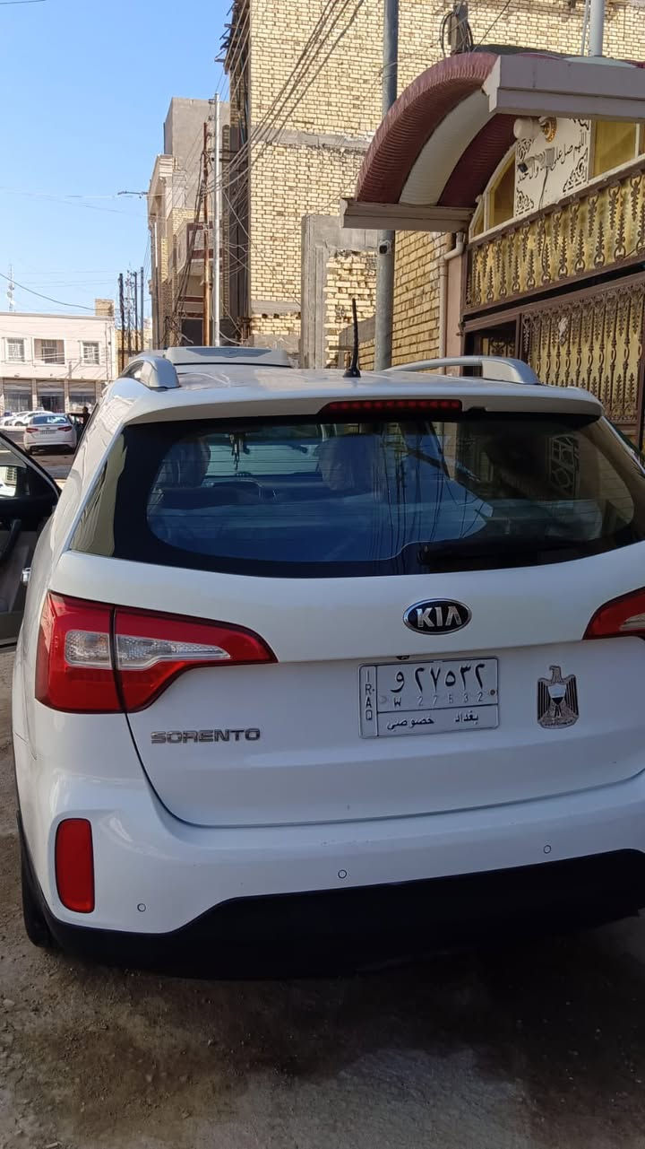 🚗 كيا سورينتو 2015 - للبيع خليجي 🚗 سنوية بسمي
المواصفات العامة:
المحرك: 6 سلندر (V6) - عزم وقوة ممتازة.
السعة: 7 راكب (ثلاثة صفوف كراسي).
المواصفات: فول مواصفات (ما عدا الفتحة).
الإضافات: بصمة تشغيل وأبواب، مرايات شفط، شاشة ترحيب.
 (تخم تاير) جديد.
الحدادية: جديدة وجاهزة (لا تحتاج أي مصاريف).
صبغ في الباب خلف جهة العبري (خلف الراكب).
تعديل بسيط في خشم البنيد
باقي السيارة مكفولة من الصبغ والضرر السعر (190)رقم الهاتف ‭0781 244 3392‬و ‭0777 517 0665‬
