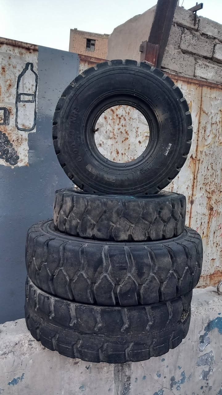 سلام عليكم تايرات للبيع حجم طنين ونص واحد بيهن تعبان مكان بغداد السعر قفل ١٧٥ الف النصال ***********
