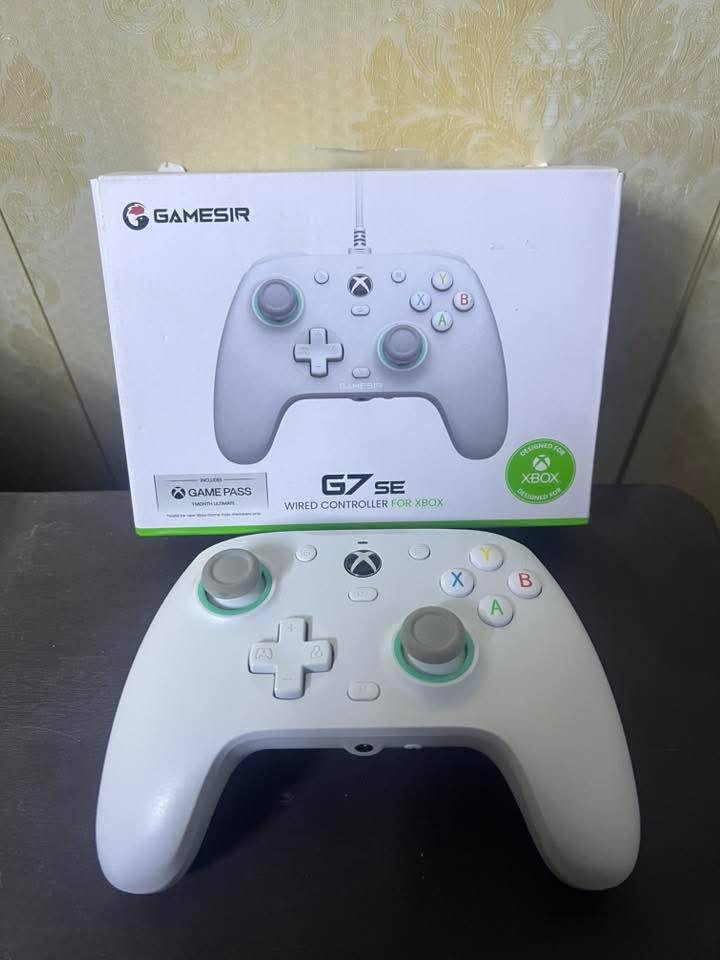 سلام عليكم اخوان اكس بوكس سيريس اكس ذاكره تيرا جهاز جديد ونظيف وممفتوح كامل هوه وملحقاته مع جوستك ثانيه شركه كيم سير جوستك نظيفه وجديده السعر 575 وعندي  توصيل داخل بغداد فقط للتواصل *********** متوفر واتساب
