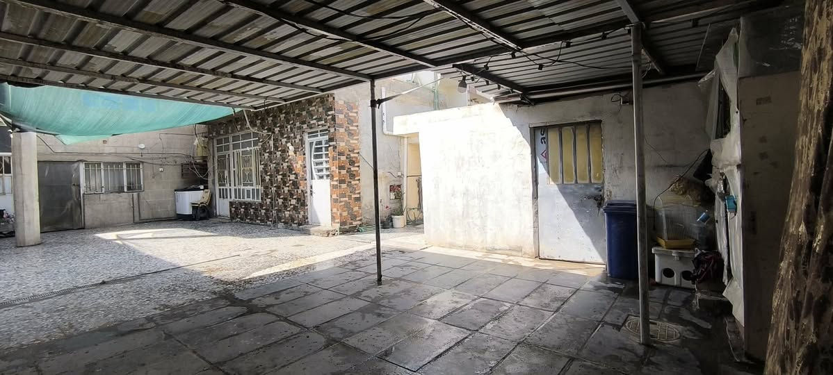 سلام عليكم بيت للبيع حي البتول شارع المؤسسة البيت مساحة 100 متر  طابو صرف مربع واقع حال 200 لئن بي تشجير تقريبا 100 يحتوي طابق اول مخزن واستقبال وصحيات
غرفة ومطبخ حار بارد وحمام 
والطابق الثاني غرفتين
للاستفسار مراسلة الصفحه 
او الاتصال على الرقم ***********
