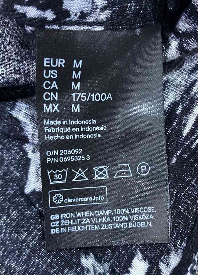 النوع: قميص رجالي كاجوال بأكمام طويلة وأزرار كاملة 

​البراند: H&M ( اصلي وكالة)

الحالة: جديد غير مستخدم 

​التصميم/النقشة: نقشة طبيعية مستوحاة من الرسومات الآسيوية التقليدية (أشجار، بحيرات، معابد أو بيوت تقليدية) باللونين الأسود والأبيض/الرمادي.

​المقاس: M 

​المادة والنسيج: 100% فيسكوز

 ( الفيسكوز يمنح القميص ملمساً ناعماً، وخفة وتهوية ممتازة، وهو مثالي للأجواء الصيفية والربيعية).

السعر 25 الف مع التوصيل


**إذا كنت صاحب هذا الإعلان وتريد حذفه لأي سبب، رجاءا أرسل رسالة إلى الدعم الفني**